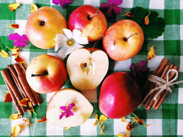 Apples, cinnamon sticks and flowers - image #186619 gratis