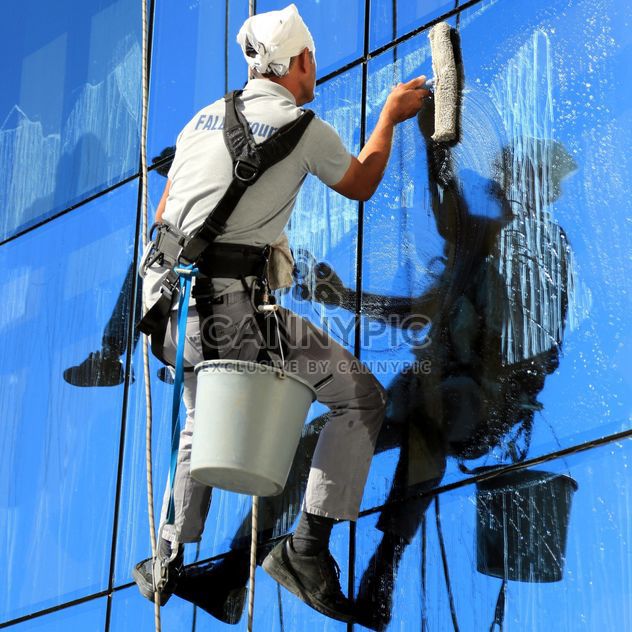 Workers wash windows - image #186639 gratis