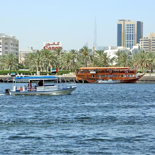 View of Dubai and boats on water - бесплатный image #186659