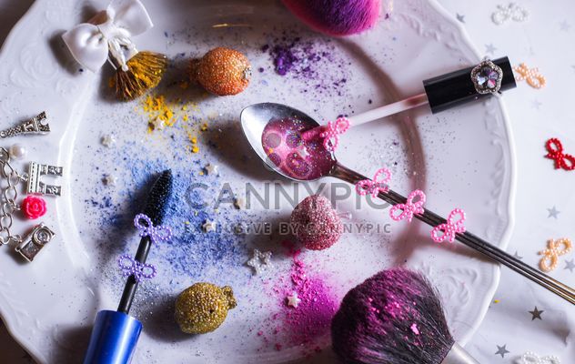 colored sequins in a spoon and a plate - Kostenloses image #187289