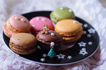 Macaroons with decorations on plate - image gratuit #187369 