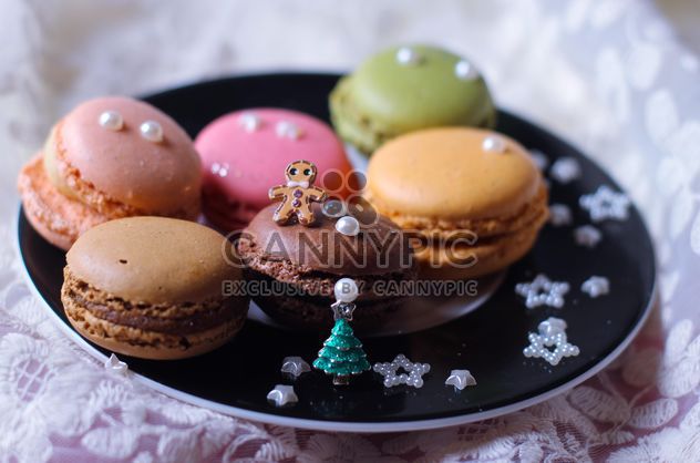 Macaroons with decorations on plate - бесплатный image #187369