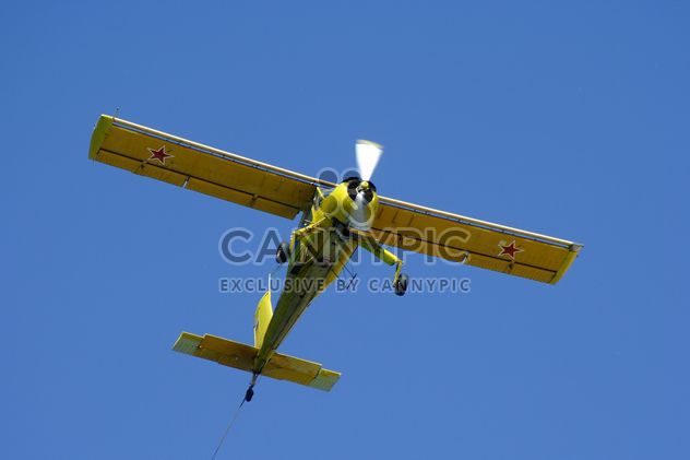Small plane in blue sky - image #187759 gratis