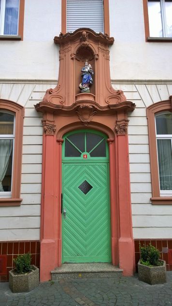 Facade of house with green door - image #187869 gratis