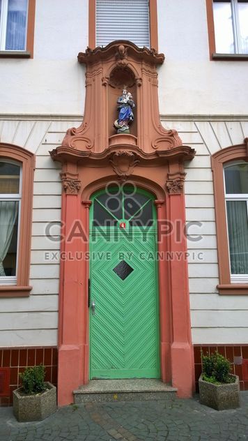 Facade of house with green door - image #187869 gratis