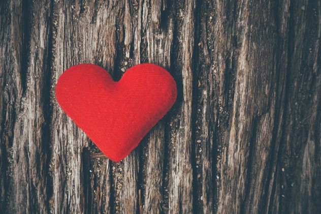 Red heart on the wood texture - image gratuit #197939 