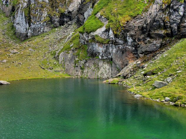 Green water lake in Carphatians mountains - бесплатный image #198139