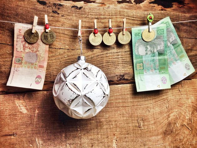 Christmas ball and money - image #198959 gratis