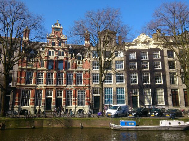 Dutch houses by the canal in Amsterdam - бесплатный image #200339