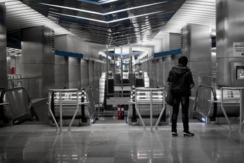 Person near turnstiles at subway station - image #200739 gratis