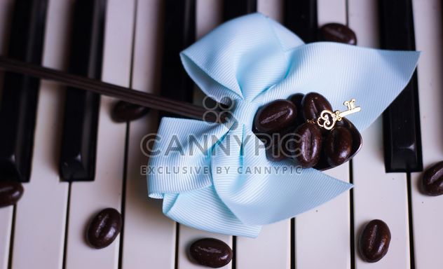 Coffee beans on piano - image gratuit #200929 