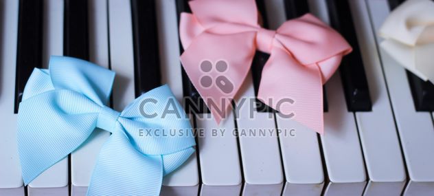 Bows Of Beads On The Piano - image gratuit #200979 