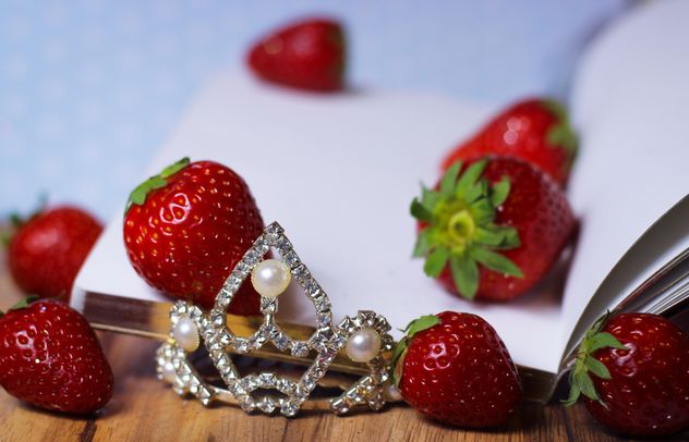Strawberrie on a diary - image gratuit #201049 