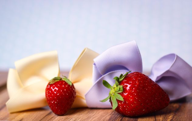 fresh strawberry with ribbons - image gratuit #201059 