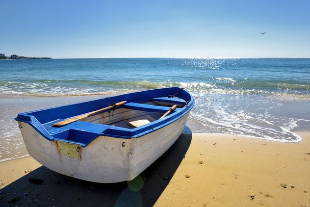 the white boat on the sand - бесплатный image #272519