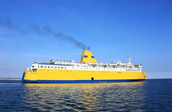 Yellow ship in the sea - image #272619 gratis