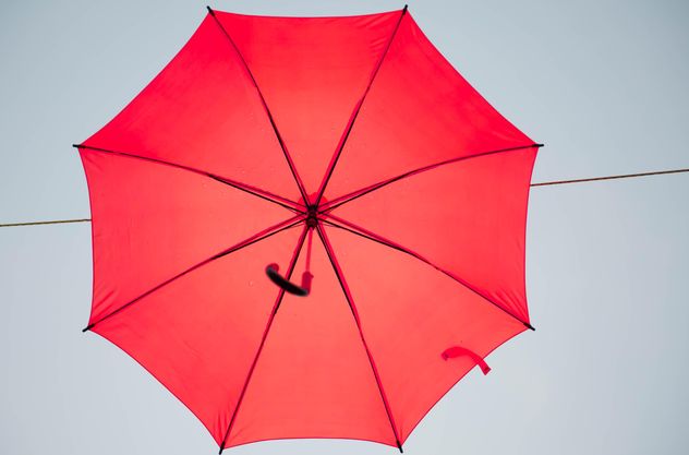 Red umbrella hanging - Kostenloses image #273079