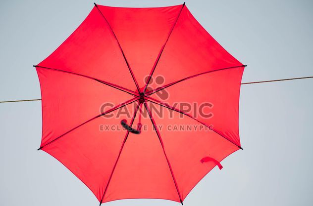 Red umbrella hanging - Kostenloses image #273079