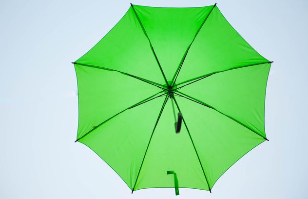 Green umbrella hanging - image gratuit #273089 