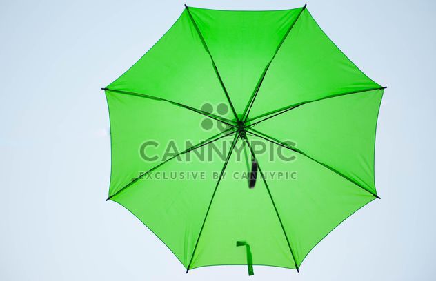 Green umbrella hanging - image #273089 gratis