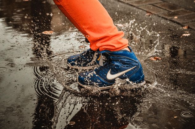 Close-up of feet in sneakers in the puddle - image gratuit #273789 