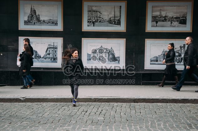 Girl crossing the road - image #273909 gratis