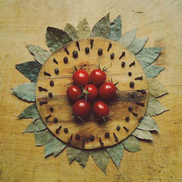 Tomatoes on wooden board - бесплатный image #274859