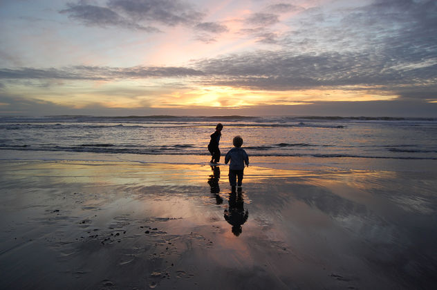 Two Kids and the Sea - image #279509 gratis