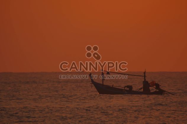 fishing boat moored on the coast - бесплатный image #301589
