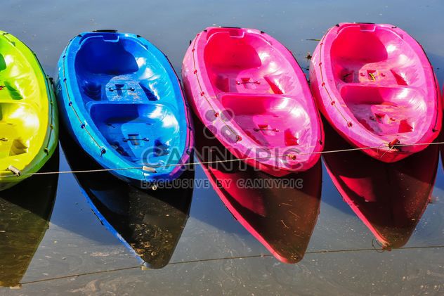 Colorful kayaks docked - image #301659 gratis