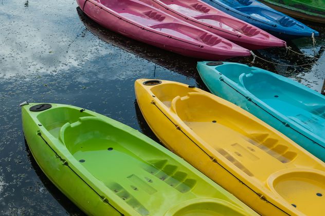 Colorful kayaks docked - image #301669 gratis