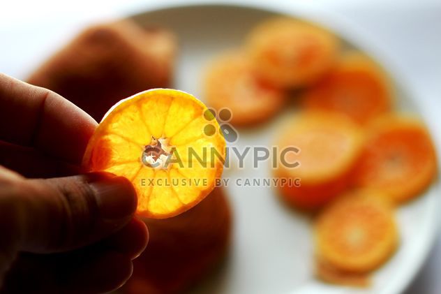 orange slice in a hand - image gratuit #301969 