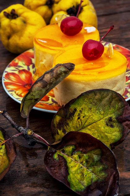 Leaves and yellow cakes - image gratuit #302069 