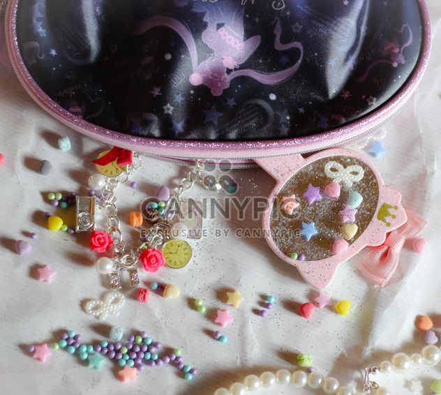 Pink Makeup tools And Pearls - Kostenloses image #302539