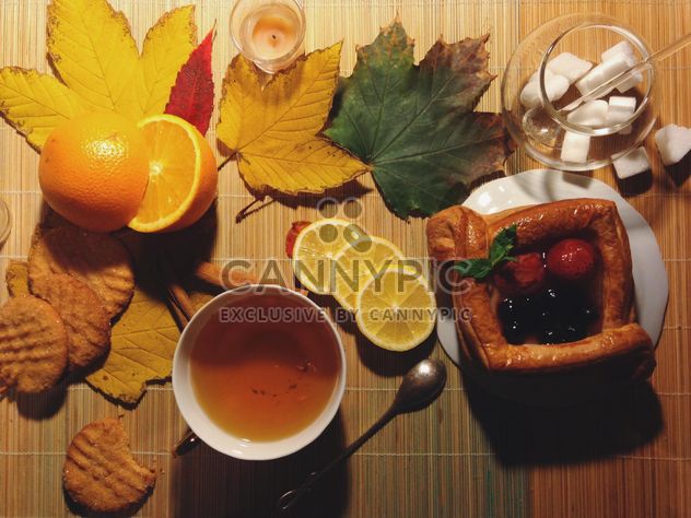 Black tea with lemon and pie - image gratuit #302799 