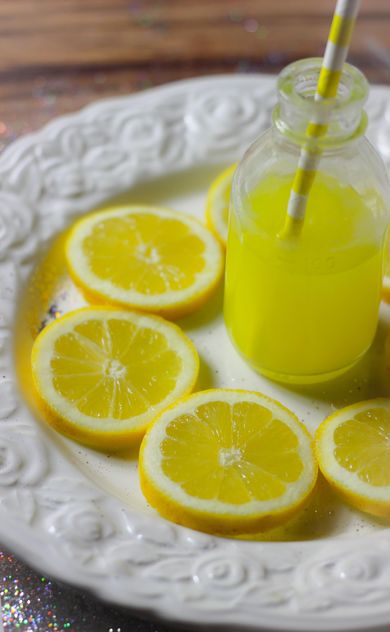 Sliced Lemon And Lemon Juice - Kostenloses image #302819