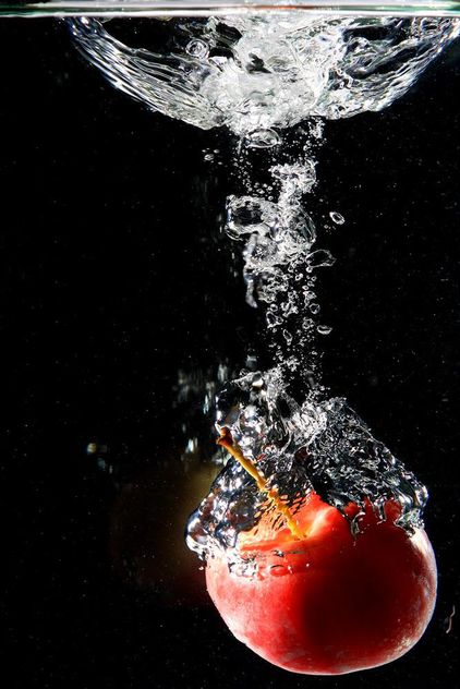 Apple falling into water - image #303279 gratis