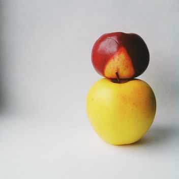 Two apples on white - image #303309 gratis