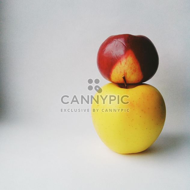 Two apples on white - бесплатный image #303309