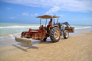a tractor traveling down the the beach - image gratuit #303339 