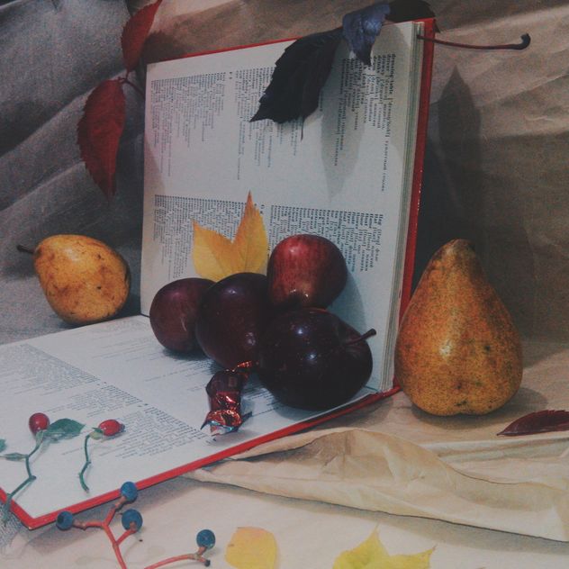 Still life of apples on a book - image #303349 gratis