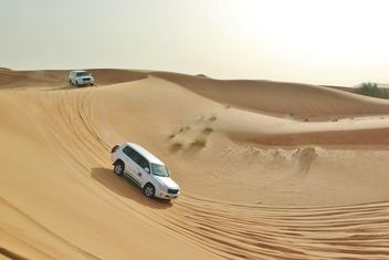 Driving on jeeps on the desert - image #303369 gratis