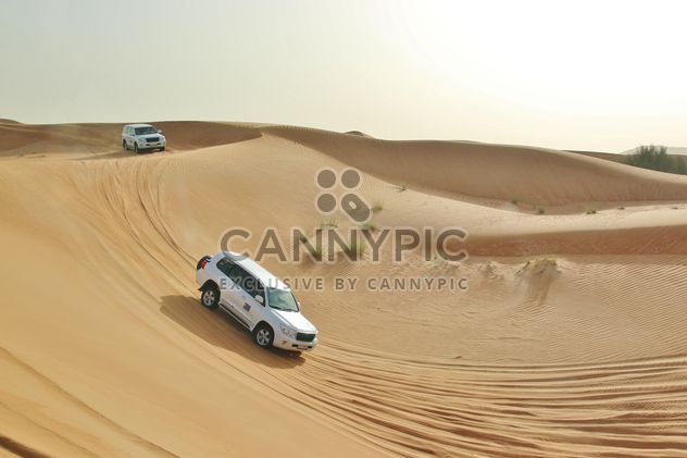 Driving on jeeps on the desert - image gratuit #303369 