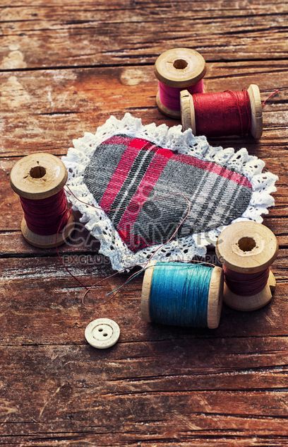 Spools of threads and small pillow - image gratuit #305699 