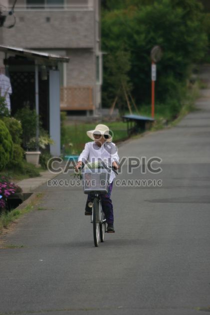 Old Japanese Woman enjoying riding her bicycle - image #305739 gratis