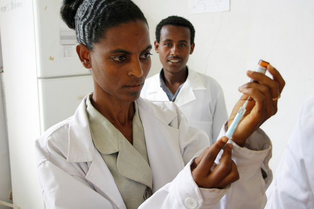 Preparing a measles vaccine in Ethiopia - image gratuit #309279 