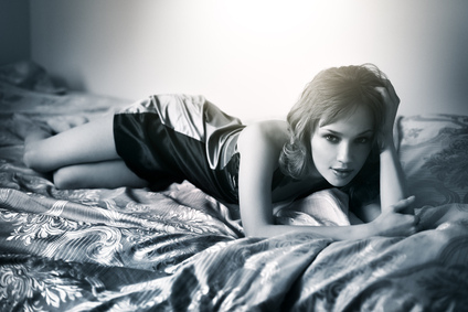 Young beautiful woman lying on a bed - image #315379 gratis