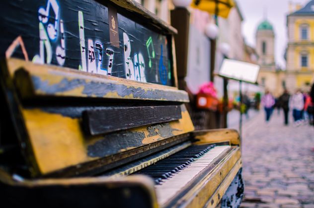 Old piano on the street of Lviv - бесплатный image #326559