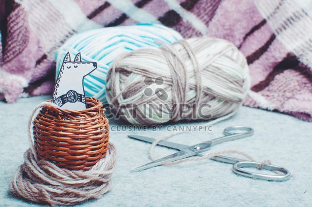 Paper fox in small wicker basket - image #327289 gratis