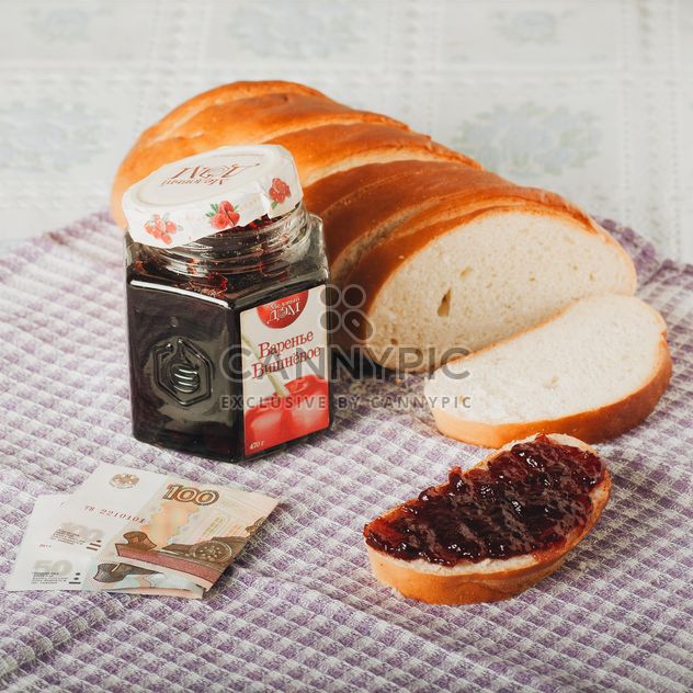 Bread and jar of jam for 3 dollars - image gratuit #327329 